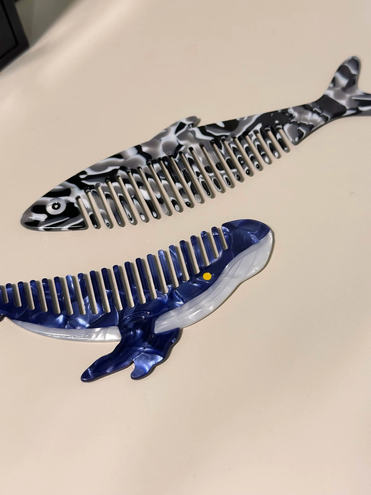 深海順毛梳兩款並排：黑色魚和藍鯨